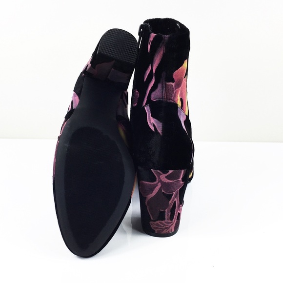 STEVE MADDEN EMISON VELVET ANKLE BOOTS - Picture 4 of 5